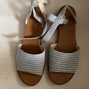 Blue and White Striped Kenneth Cole Reaction Sandals in Size 9 1/2